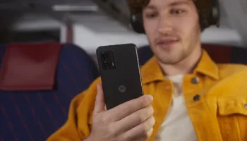 2023 MOTO G53 5G LIFESTYLE PHOTOGRAPHY PLANE CLOSE UP 1