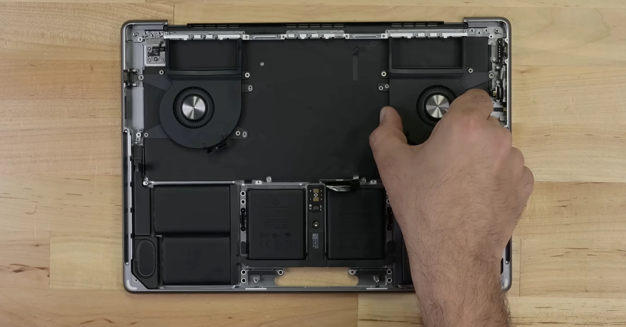 iFixit démonte le MacBook Pro 2023 : trop de soudures, élément de refroidissement trop petit