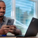 Mann mit Lenovo ThinkPhone und T