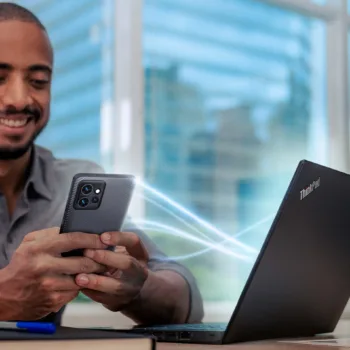 Mann mit Lenovo ThinkPhone und T