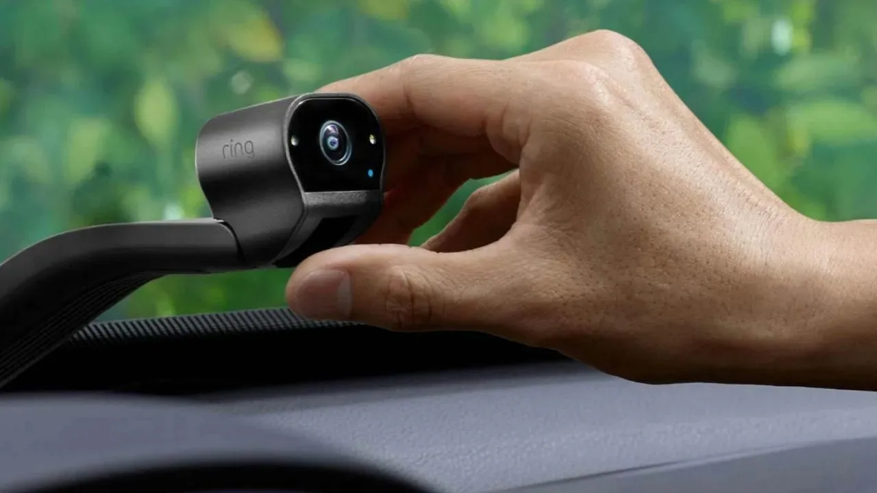 CES 2023 : Ring Car Cam, une caméra de bord qui se fixe à votre pare-brise et à votre tableau de bord