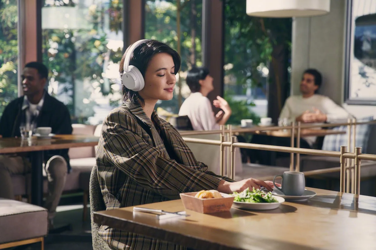 WH CH720N White Noise Cancelling Large 1 jpeg