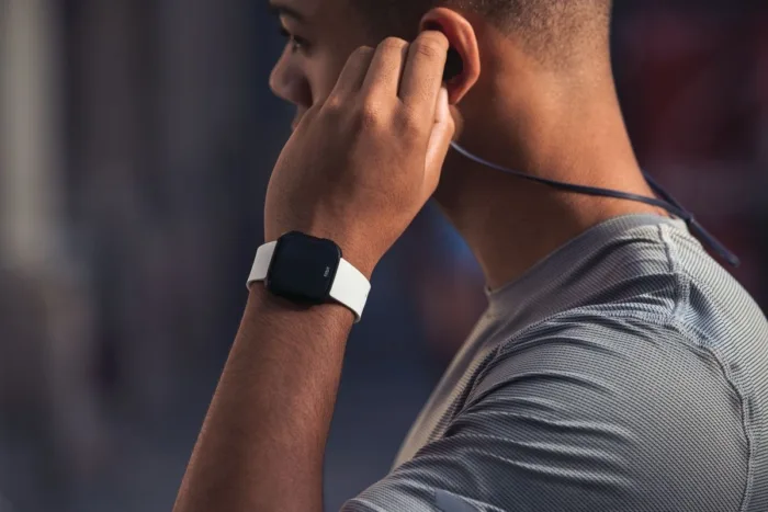 Fitbit dépose un brevet pour un capteur de pression sanguine sur une smartwatch