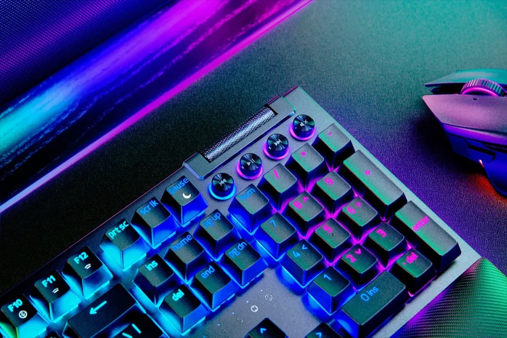 Le clavier BlackWidow V4 Pro de Razer est un centre de commande pour votre PC 53 httpshybrismediaprod.blob .core .w 4