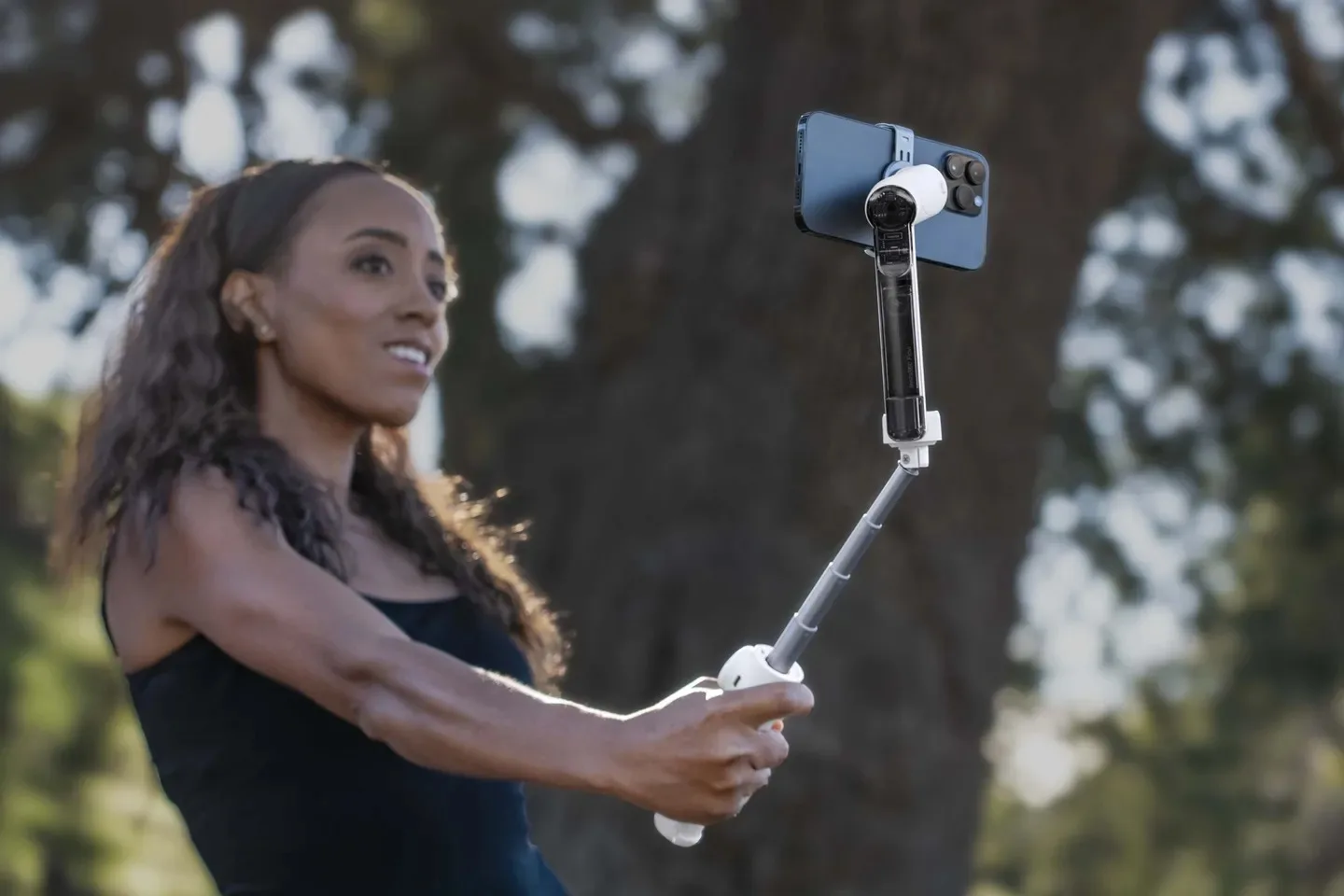 Le Insta360 Flow est un stabilisateur de téléphone avec tous les accessoires nécessaires