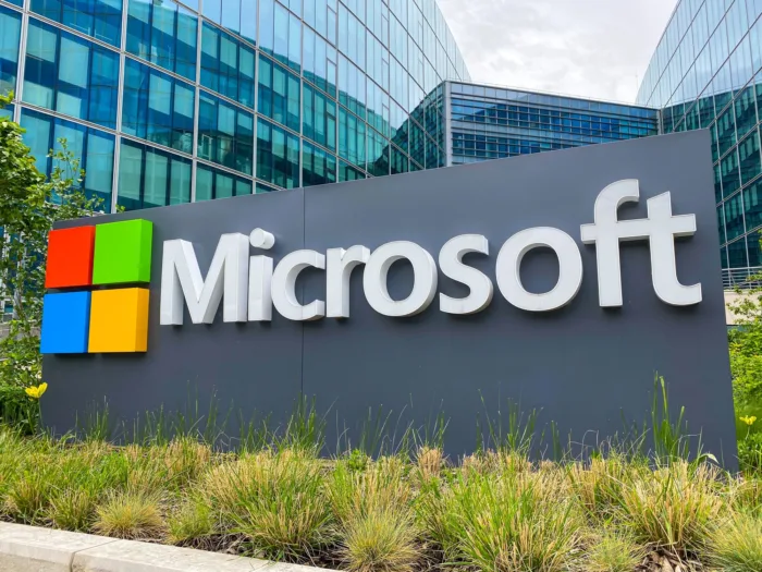Microsoft mise sur OpenAI en licenciant son équipe d’IA éthique