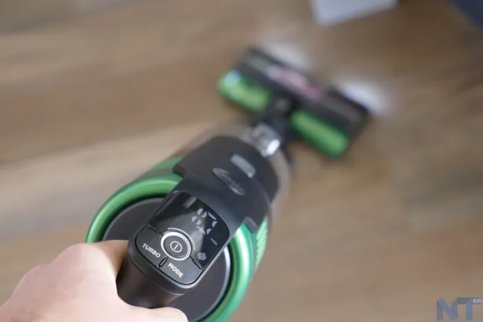 Test du Hoover HF9 : un aspirateur balai sans fil très polyvalent