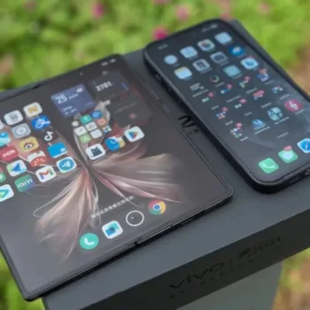Vivo X Fold 2 vs iPhone FlyPig W