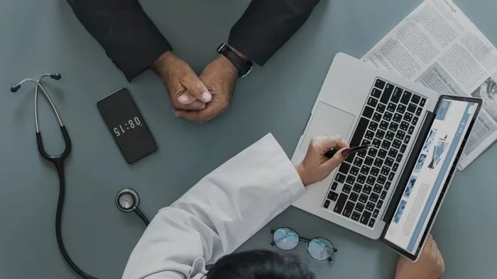 GPT-4 va rechercher des tendances dans les dossiers médicaux grâce à Microsoft et Epic