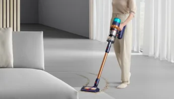 Dyson Gen5detect : nouvel aspirateur sans fil avec laser & filtre HEPA 82 SV23 DKBLBCODKBLBCO 066 RGB InUse Sofa Woman DigitalMotorbar DMTB Crop A4 MIX 1