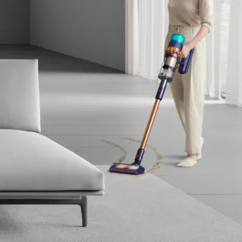 SV23 DKBLBCODKBLBCO 066 RGB InUse Sofa Woman DigitalMotorbar DMTB Crop A4 MIX 1