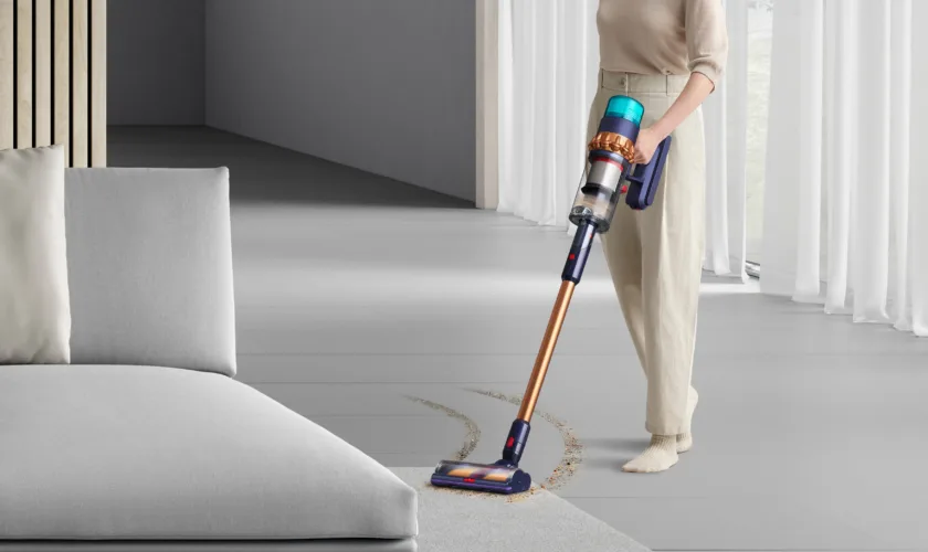 Dyson Gen5detect : nouvel aspirateur sans fil avec laser & filtre HEPA 69 SV23 DKBLBCODKBLBCO 066 RGB InUse Sofa Woman DigitalMotorbar DMTB Crop A4 MIX 1