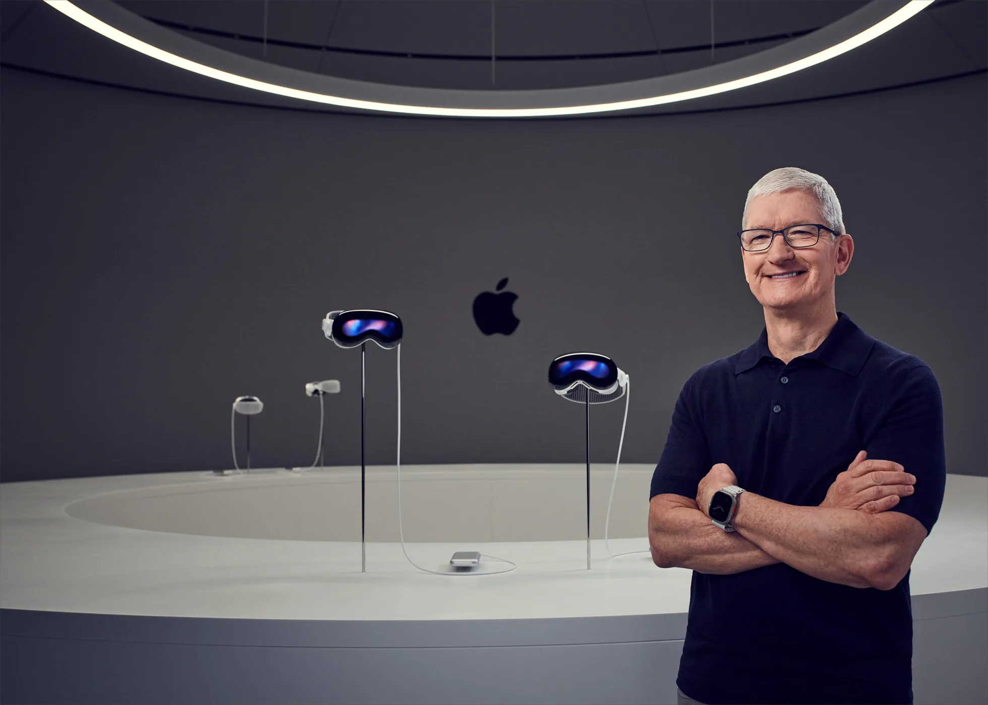 Apple WWDC23 Tim Cook with Apple Vision Pro big.jpg.large 2x jpg