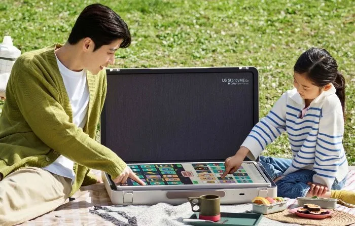 LG StanbyMe Go est un écran portable et ajustable de 27 pouces dans une mallette 55 StanbyME Go Screen 2 jpg