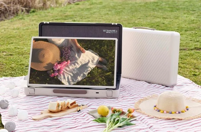 LG StanbyMe Go est un écran portable et ajustable de 27 pouces dans une mallette 56 StanbyME Go Screen 3 jpg