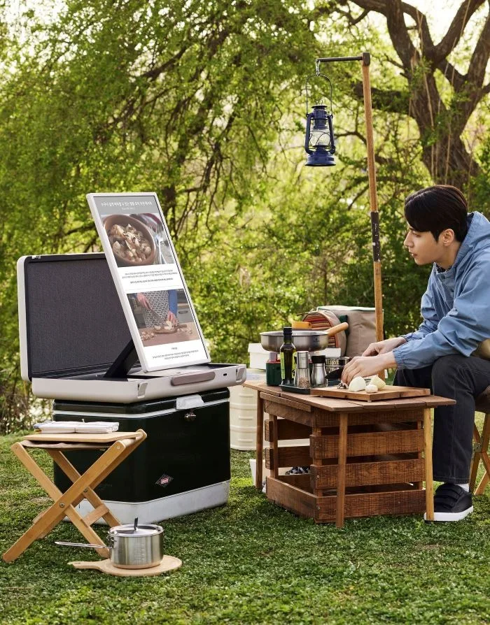 LG StanbyMe Go est un écran portable et ajustable de 27 pouces dans une mallette 54 StanbyME Go Screen 4 jpg