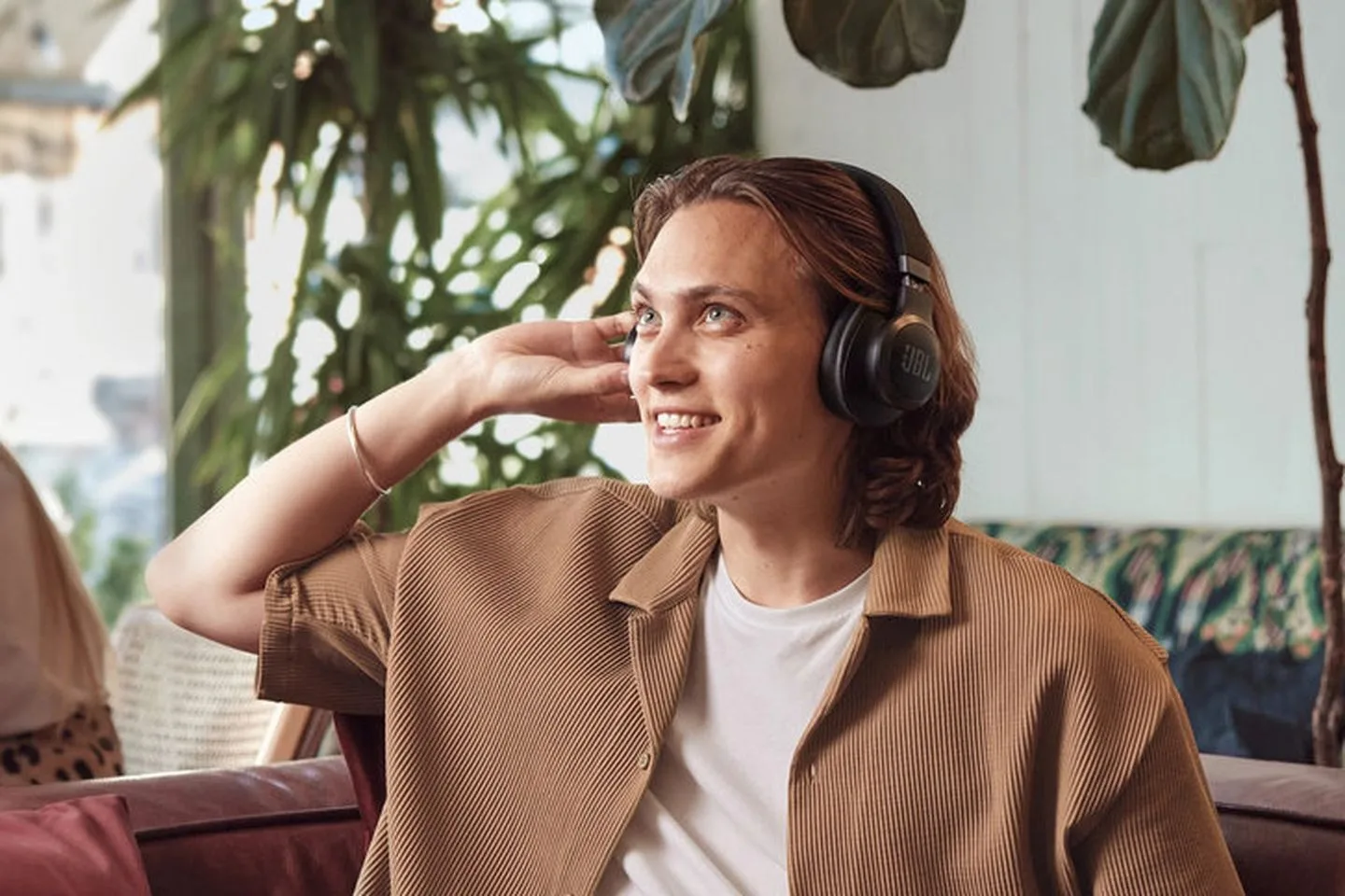 JBL Live 770NC Lifestyle Image B jpg