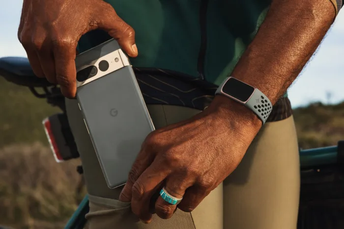 Le Fitbit Charge 6 est un tracker d’activité et une smartwatch hybride