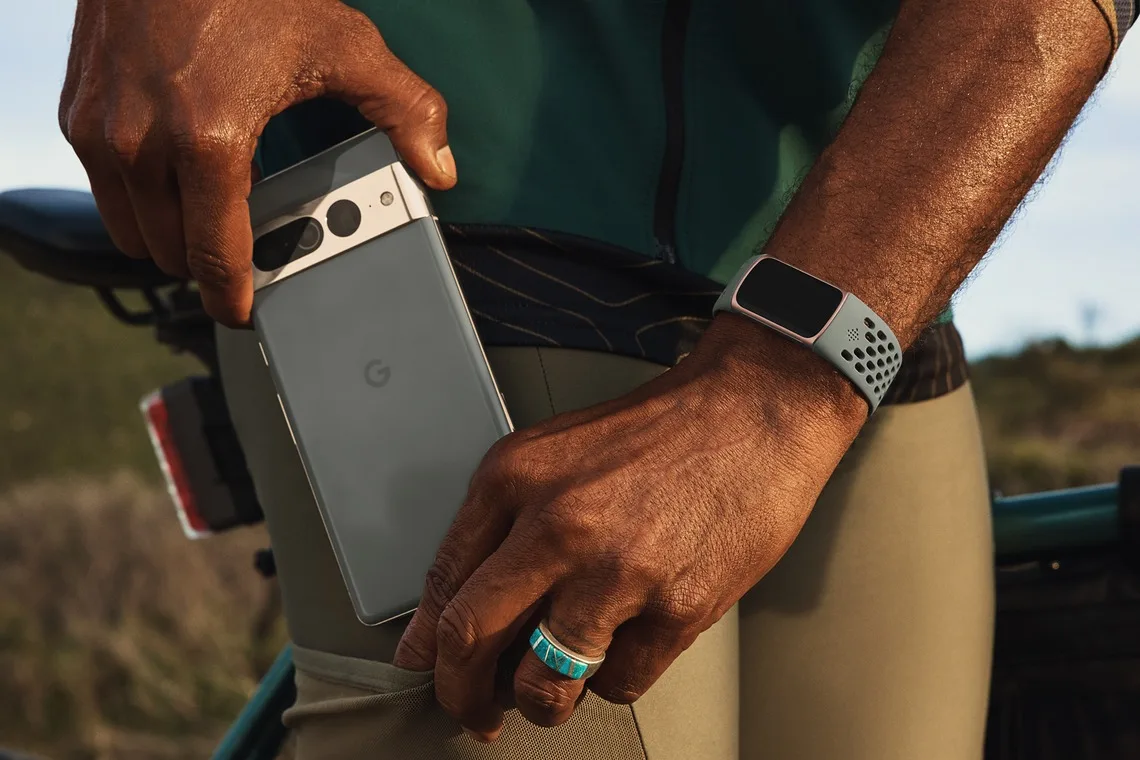 Le Fitbit Charge 6 est un tracker d’activité et une smartwatch hybride
