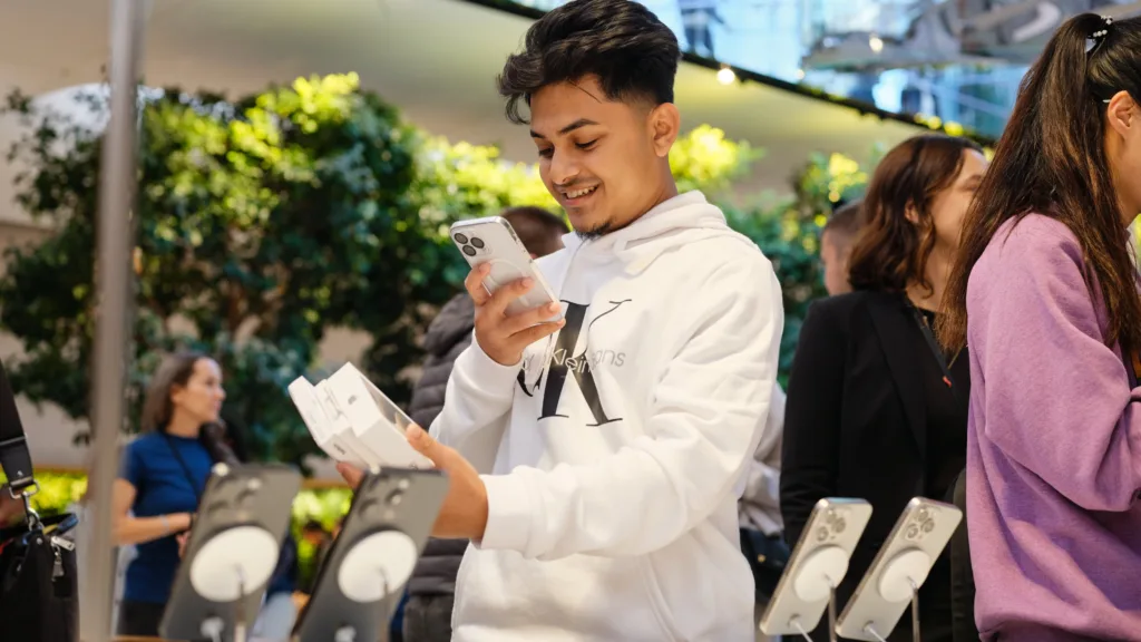 Apple 5th Ave New York customer 1