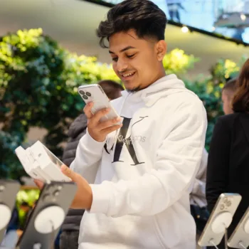 Apple 5th Ave New York customer 2