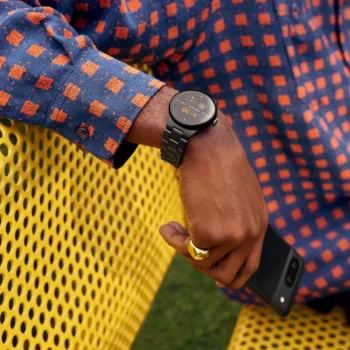 Pixel Watch 2 Lifestyle Outdoor Matte Black Metal Link.jpg