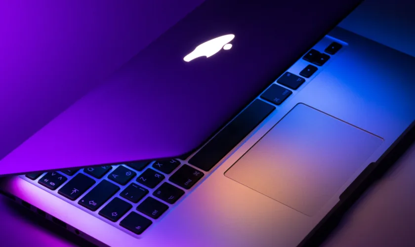 Les premiers MacBook OLED d'Apple n'arriveront pas avant des années 77 dmitry chernyshov mP7aPSUm7aE unsplash 1