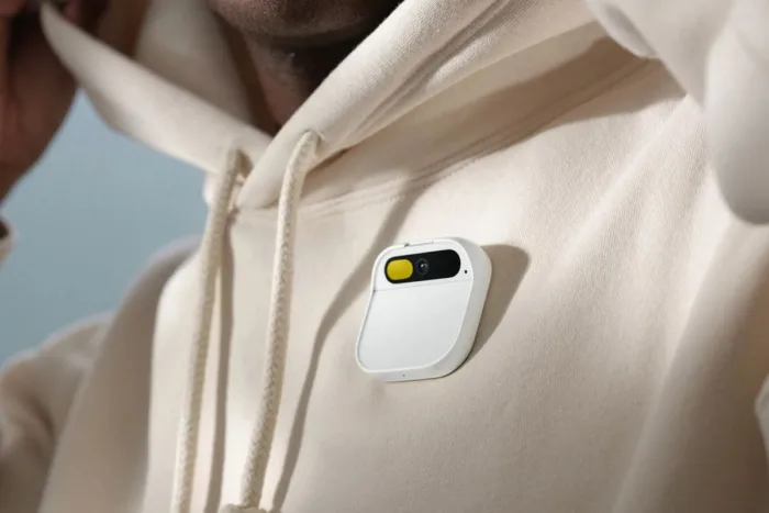 Humane lance officiellement le AI Pin, son wearable alimenté par OpenAI
