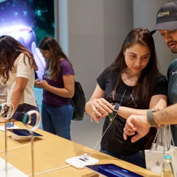 Apple BKC Mumbai customers tryin