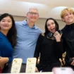 Apple 5th Ave New York customers with Tim Cook 230922