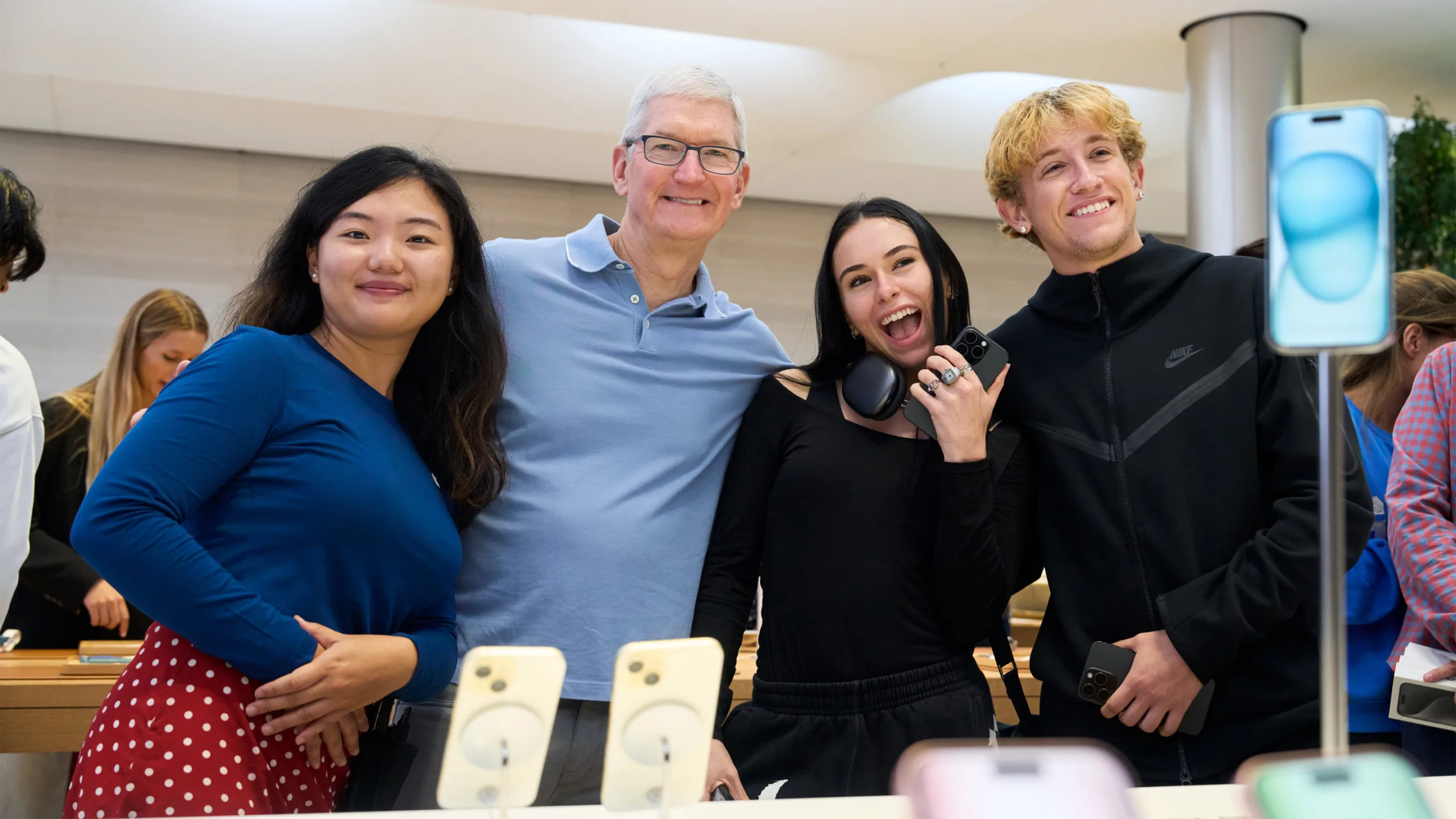 Apple 5th Ave New York customers with Tim Cook 230922 scaled