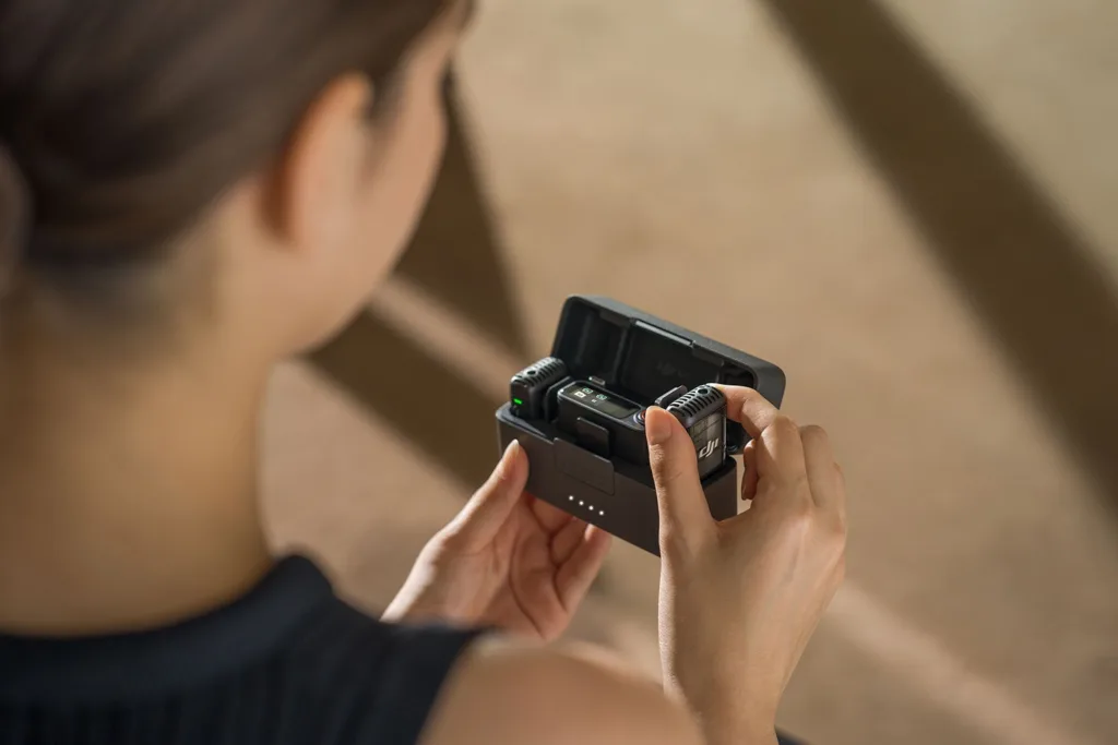 DJI Mic 2 dévoilé : un microphone sans fil innovant pour les créateurs de contenu 68 DJI Mic 2 charging case