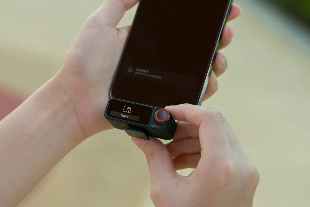 DJI Mic 2 dévoilé : un microphone sans fil innovant pour les créateurs de contenu 66 DJI Mic 2 connected to smartphon