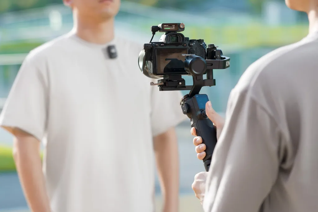 DJI Mic 2 dévoilé : un microphone sans fil innovant pour les créateurs de contenu 67 DJI Mic 2 on camera with gimbal