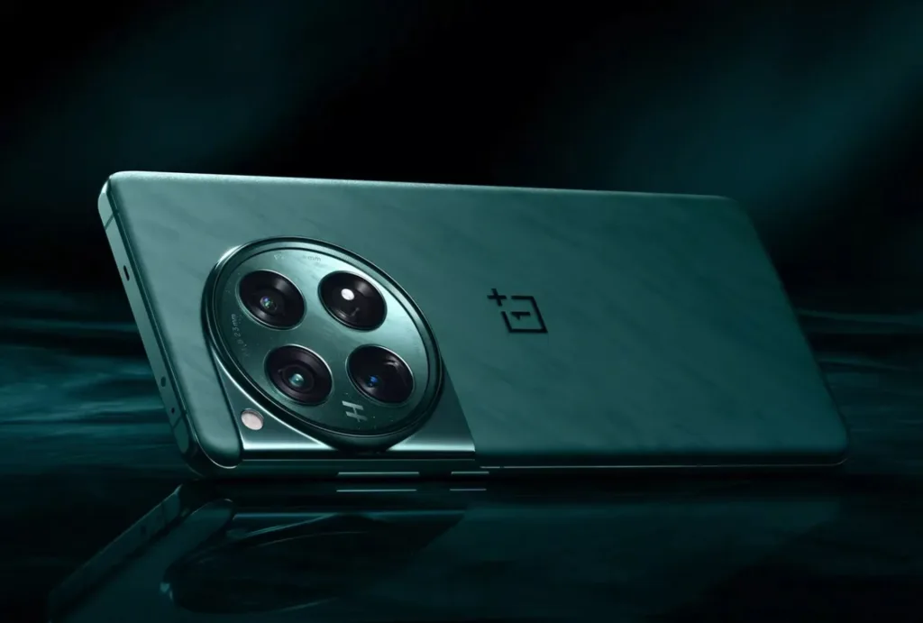 OnePlus 12 frappe fort : un écran brillant et des performances de pointe pour le flagship 2024 60 OnePlus 12 render weibo 2 1536w