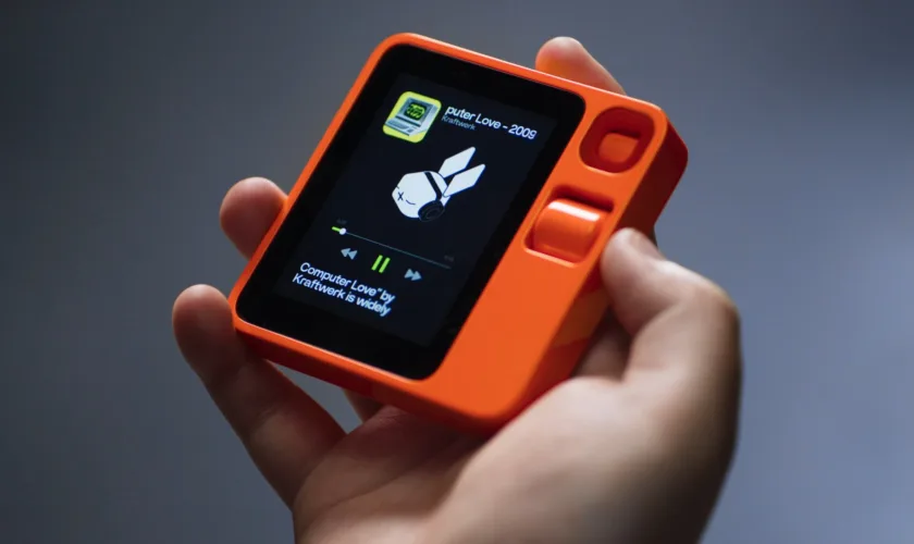 Rabbit r1 fusionne avec Perplexity AI pour une expérience mobile inégalée 62 introducing r1 12 58 screenshot