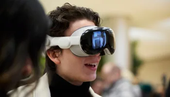 Apple Vision Pro availability cu 4