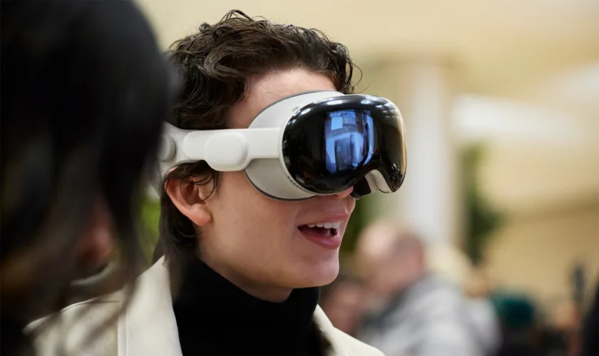 Apple Vision Pro availability cu 4