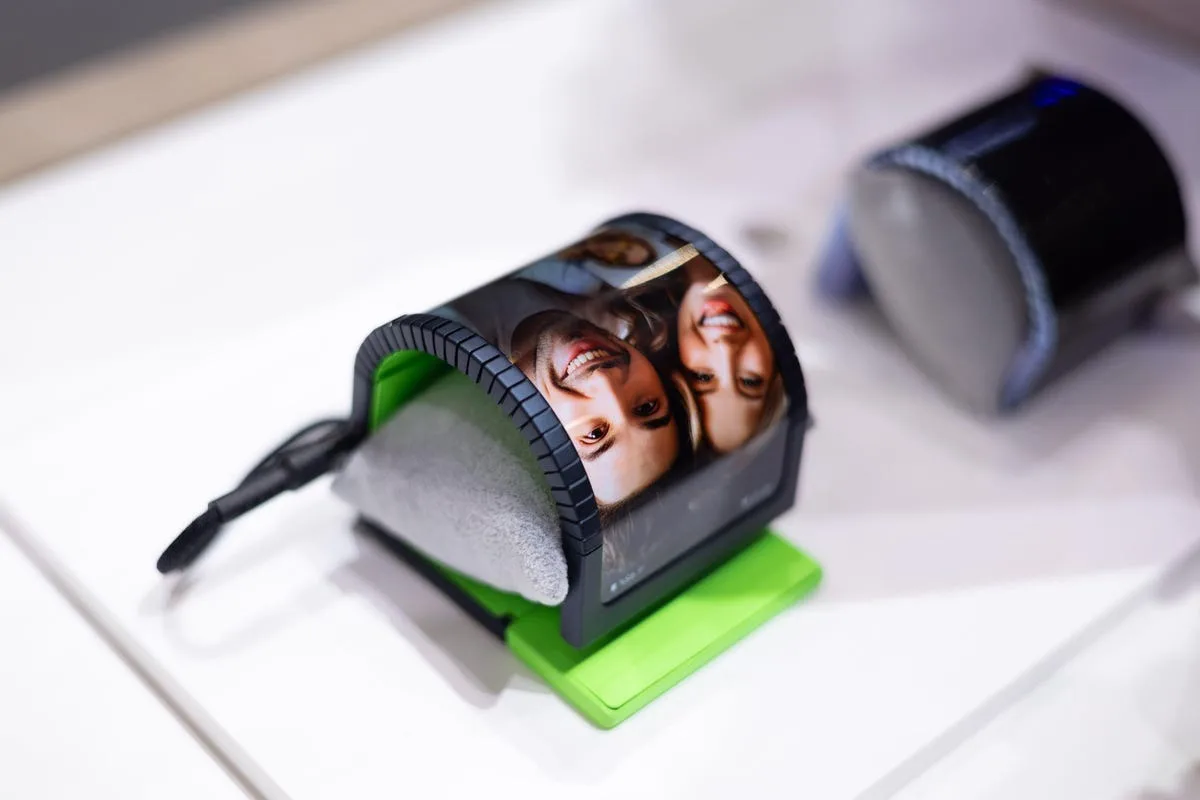 samsung rollable wearable oled d 1 jpg