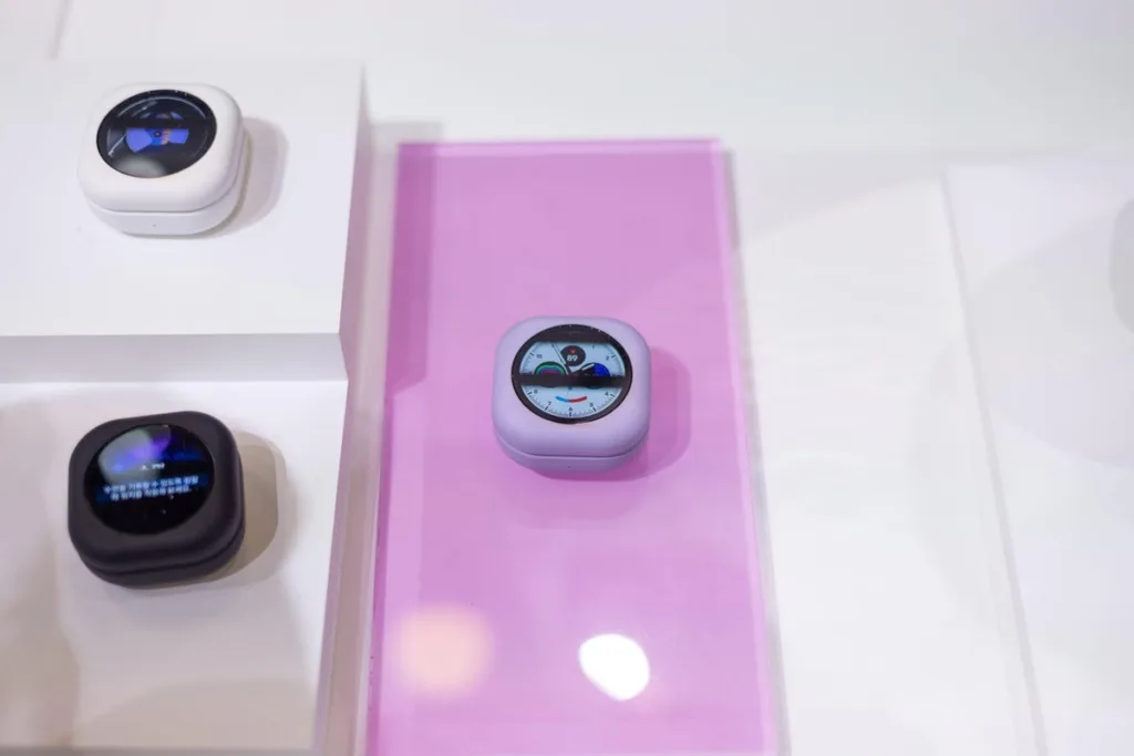 MWC 2024 : Samsung dévoile son concept de smartphone-montre 53 samsung rollable wearable oled d 3