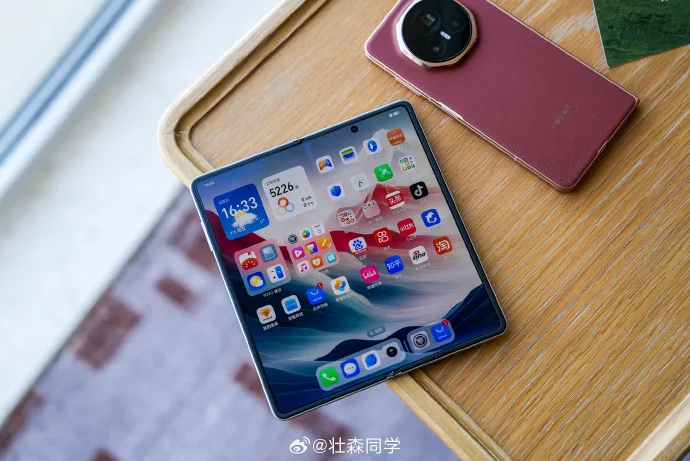 Honor Magic V3 : Des photos en direct avant la révélation officielle 54 83bcfdb4ly1hrd9jz3p6ij239s26ox6s jpg