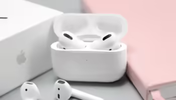 Apple pourrait lancer des AirPods avec une caméra IR en 2026