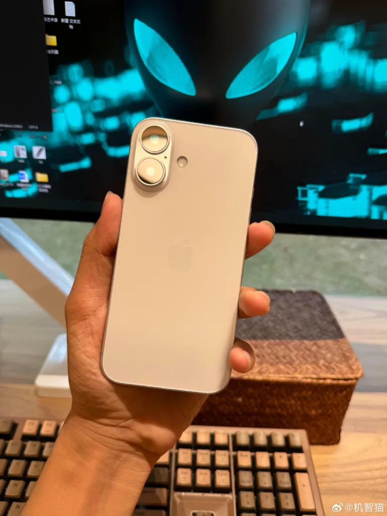 iPhone 16 : Photos fuitées révèlent un nouveau design avec caméras alignées verticalement 66 6f0f529dgy1hslcde9kfkj23b04eo4qp 1