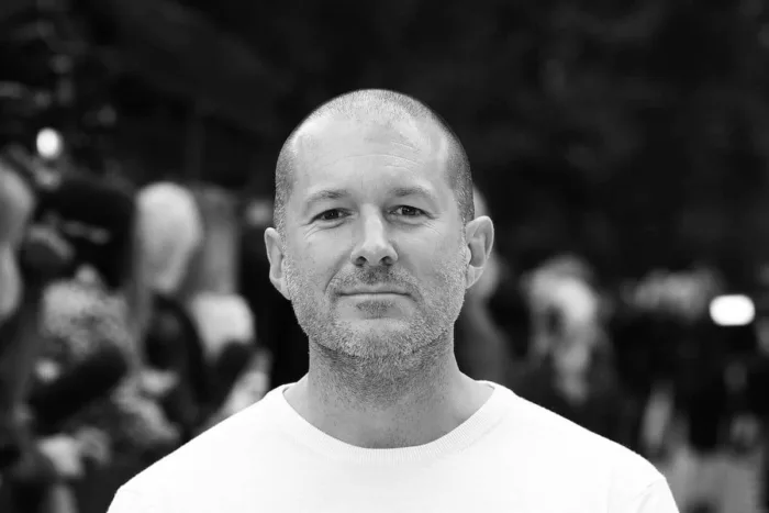 Jony Ive et OpenAI : le duo de choc prêt à réinventer le smartphone avec l’IA ?