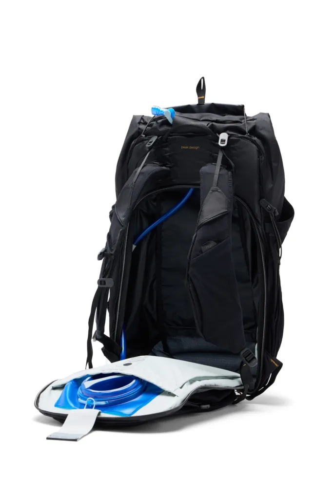 Peak Design lance sa nouvelle gamme Outdoor : Sacs innovants pour aventuriers et photographes 57 Outdoor Backpack 45L Black passt