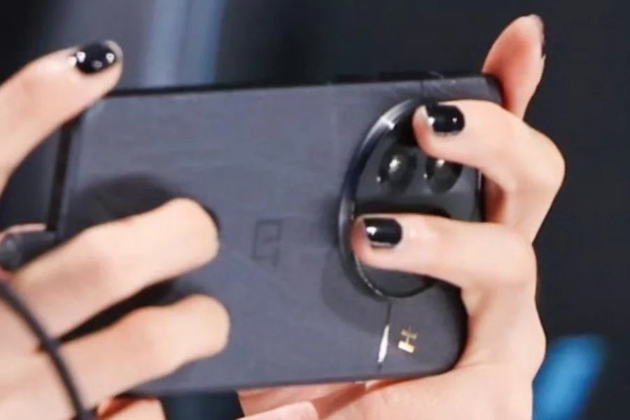 OnePlus 13 : Fuite d'images réelles, découvrez le design et les coloris du futur smartphone 52 OnePlus 13 real life image 2