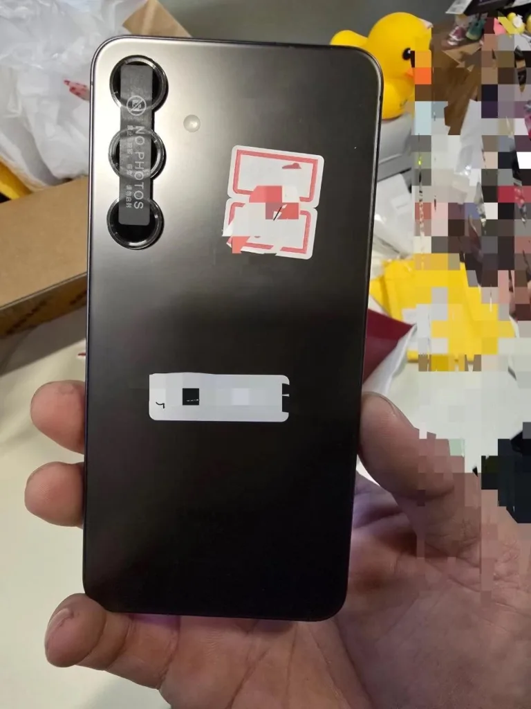 Galaxy S25 Plus : Un design trop inspiré de l'iPhone ? 52 GfABHWLbEAAkiGR