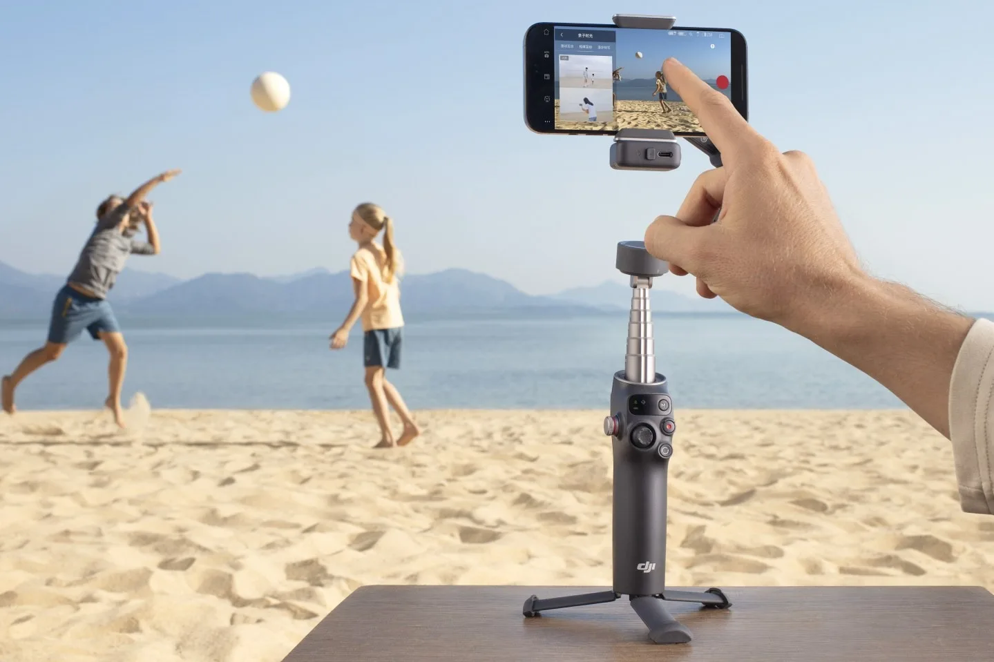 DJI Osmo Mobile 7 et 7P : trépied intégré, bras télescopique et suivi intelligent !