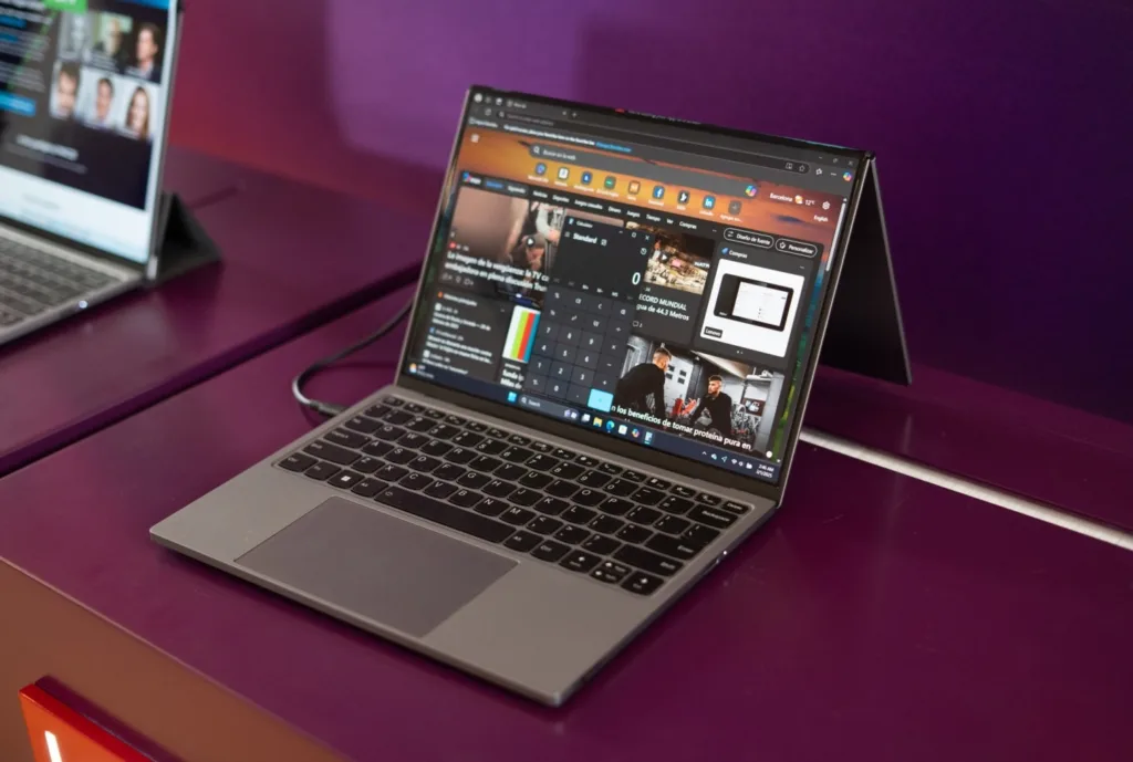 MWC 2025 : Lenovo ThinkBook Flip AI PC Concept, le PC portable pliable et multi-formats 57 257550 Lenovo MWC AJohnson 0007