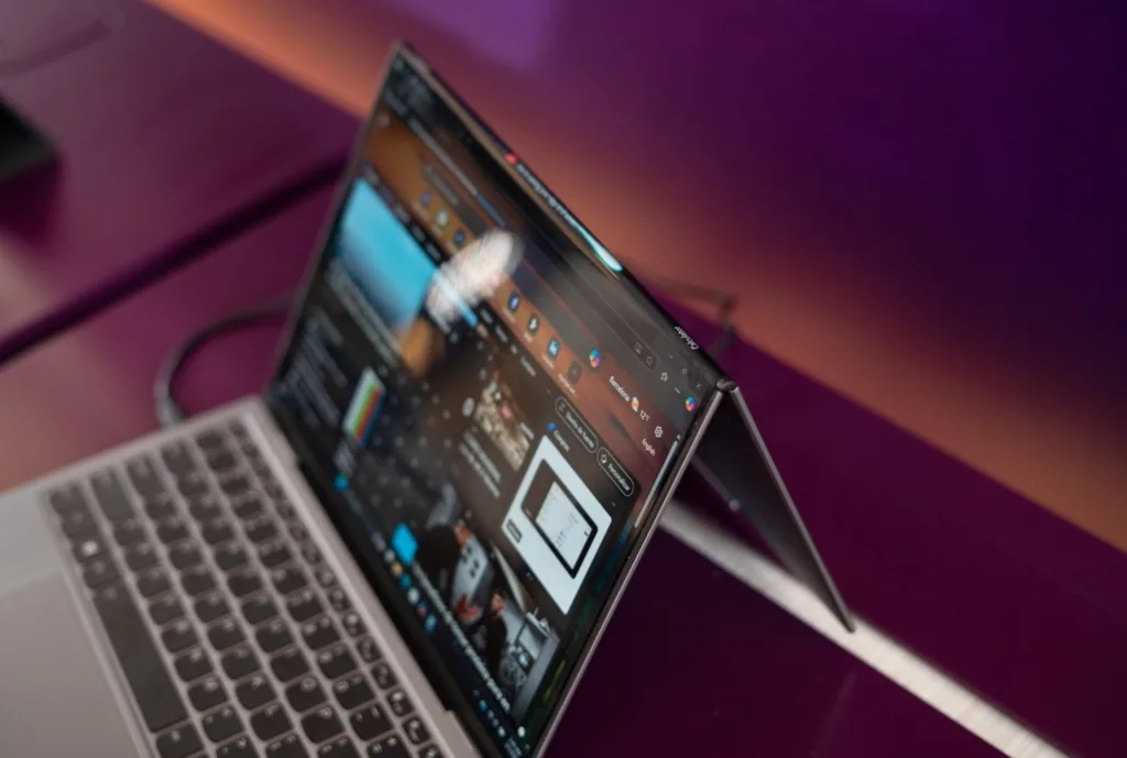 MWC 2025 : Lenovo ThinkBook Flip AI PC Concept, le PC portable pliable et multi-formats 58 257550 Lenovo MWC AJohnson 0008